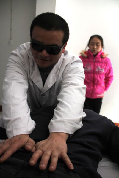黄建学为客人服务111111111.jpg