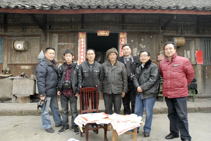 10采访结束，我们和老人惜别留影.jpg