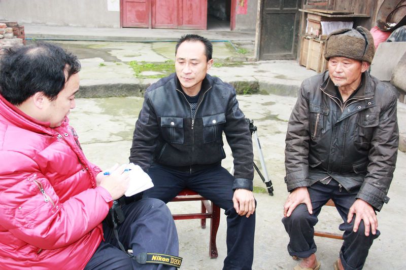 在村支书陪同下劳动模范交谈