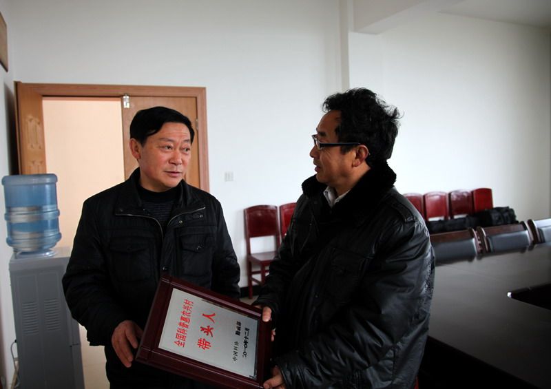 向人讲起如何取得这荣誉。.jpg