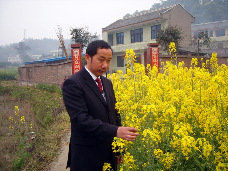 他还是农村户口，仍然关心农作物的 生长.JPG