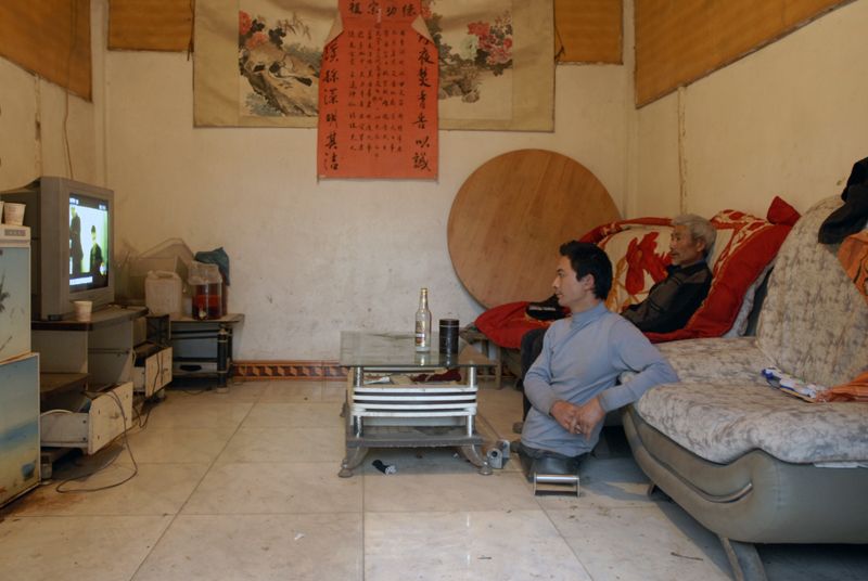 11.和父亲看电视.JPG