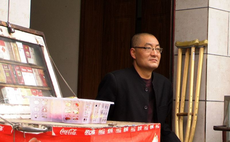守着公厕，守着烟摊，守着坚定的人生.jpg