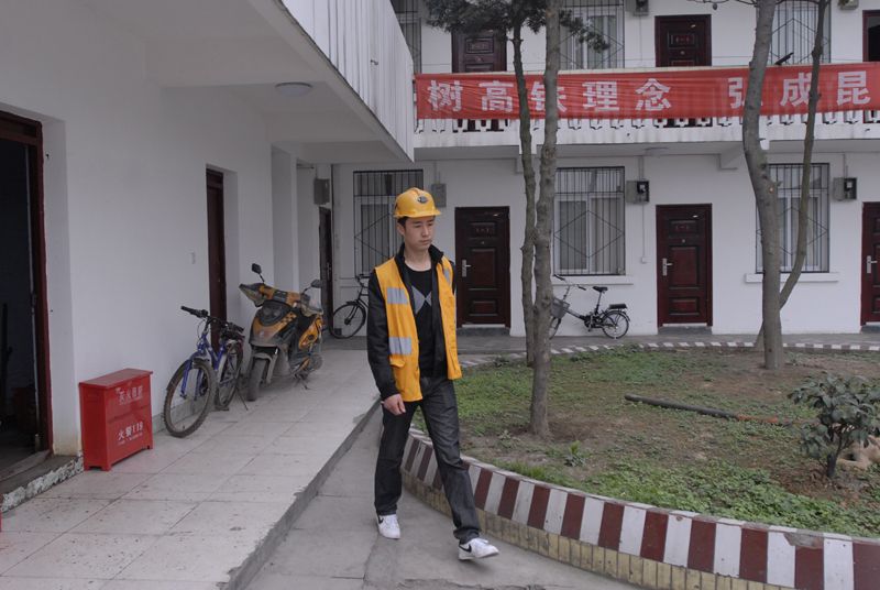 2.早晨8点徐标上班签到后，准备上工。.JPG