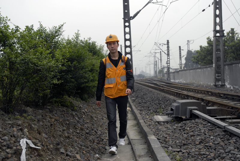 3.巡道工工作很枯燥。工区养的 一条小狗常陪着他”巡道“。.JPG