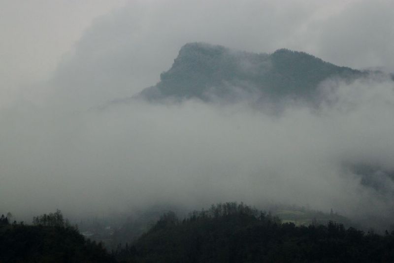 雾里周公山.jpg