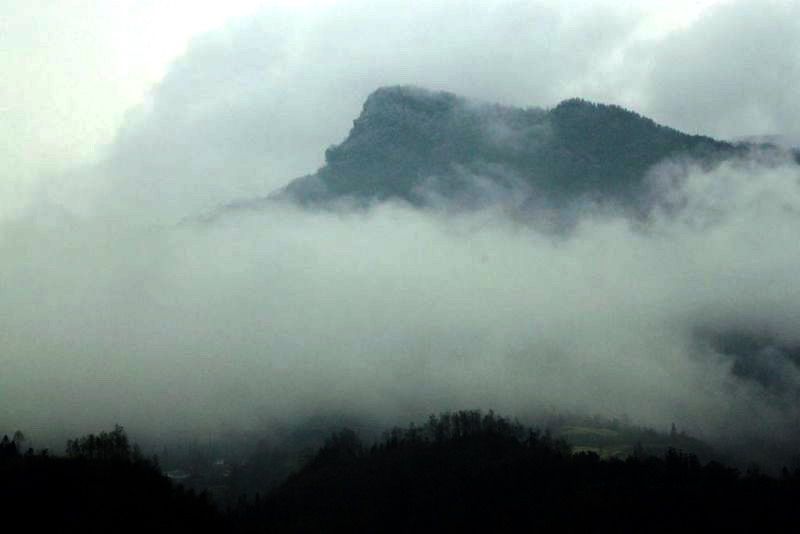 雾里周公山[2].jpg