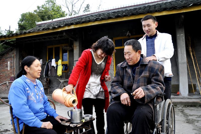 nEO_IMG_图四瞧这和谐的一家人多幸福！.jpg