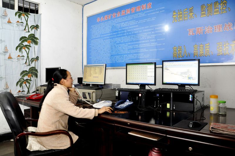 nEO_IMG_图二该矿投入105余万元24小时运转的监控设备。被誉为煤矿安全的“千里眼”.jp.jpg
