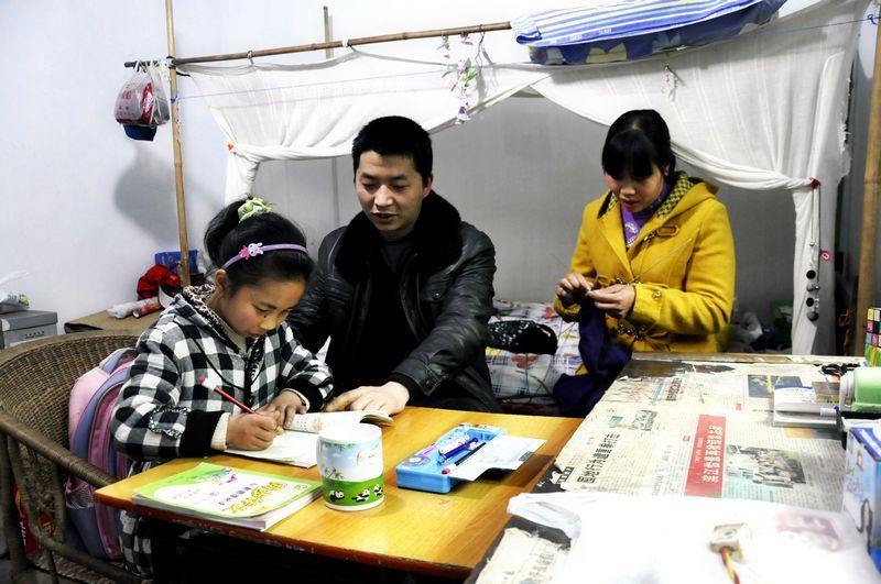 nEO_IMG_图六同是双职工的邓以春（机修工）、任素容（主扇司机）夫妇下班回到家后男主.jpg