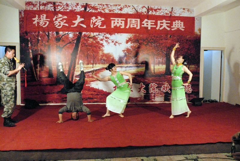 17.一位观众高兴了，玩起了手倒立..JPG