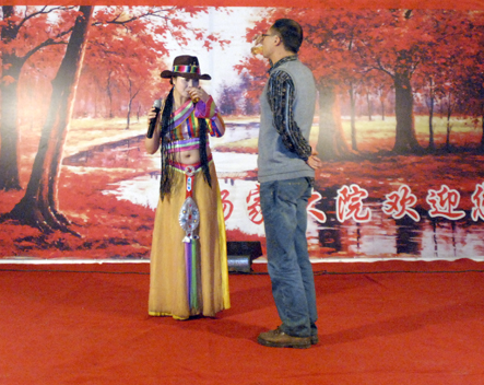 9.套马竿唱毕，客人敬酒.JPG