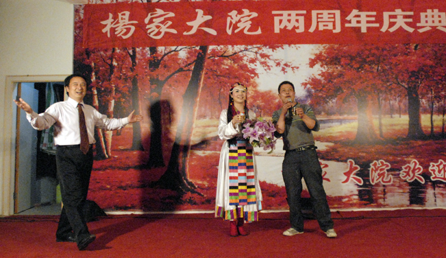 13.观众给演员送鲜花.JPG