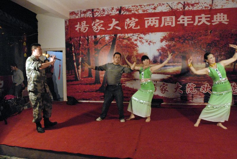 15.观众吹起葫芦丝.JPG