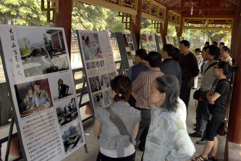 13.观展的群众.JPG