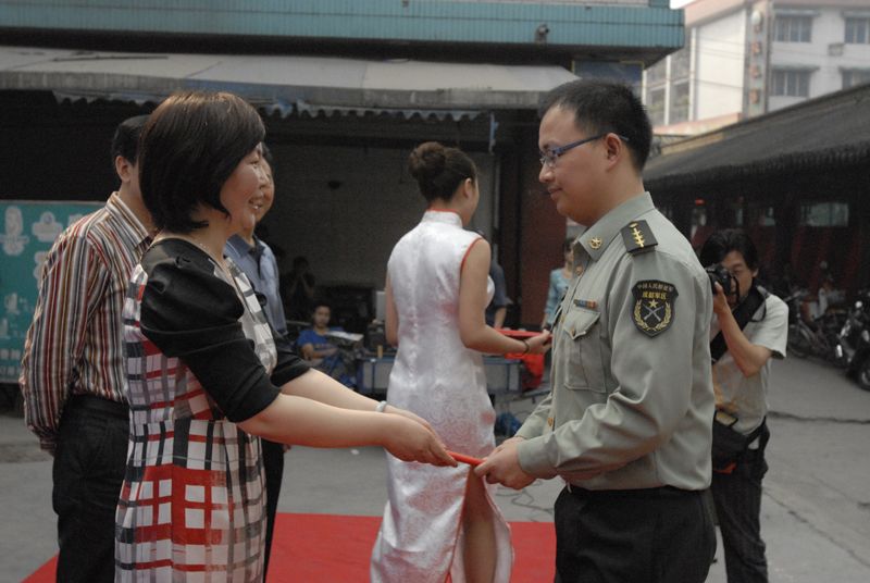 7..县委常委石翠莲颁发一等奖.JPG