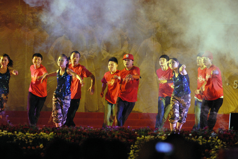 网友表演的 街舞.JPG