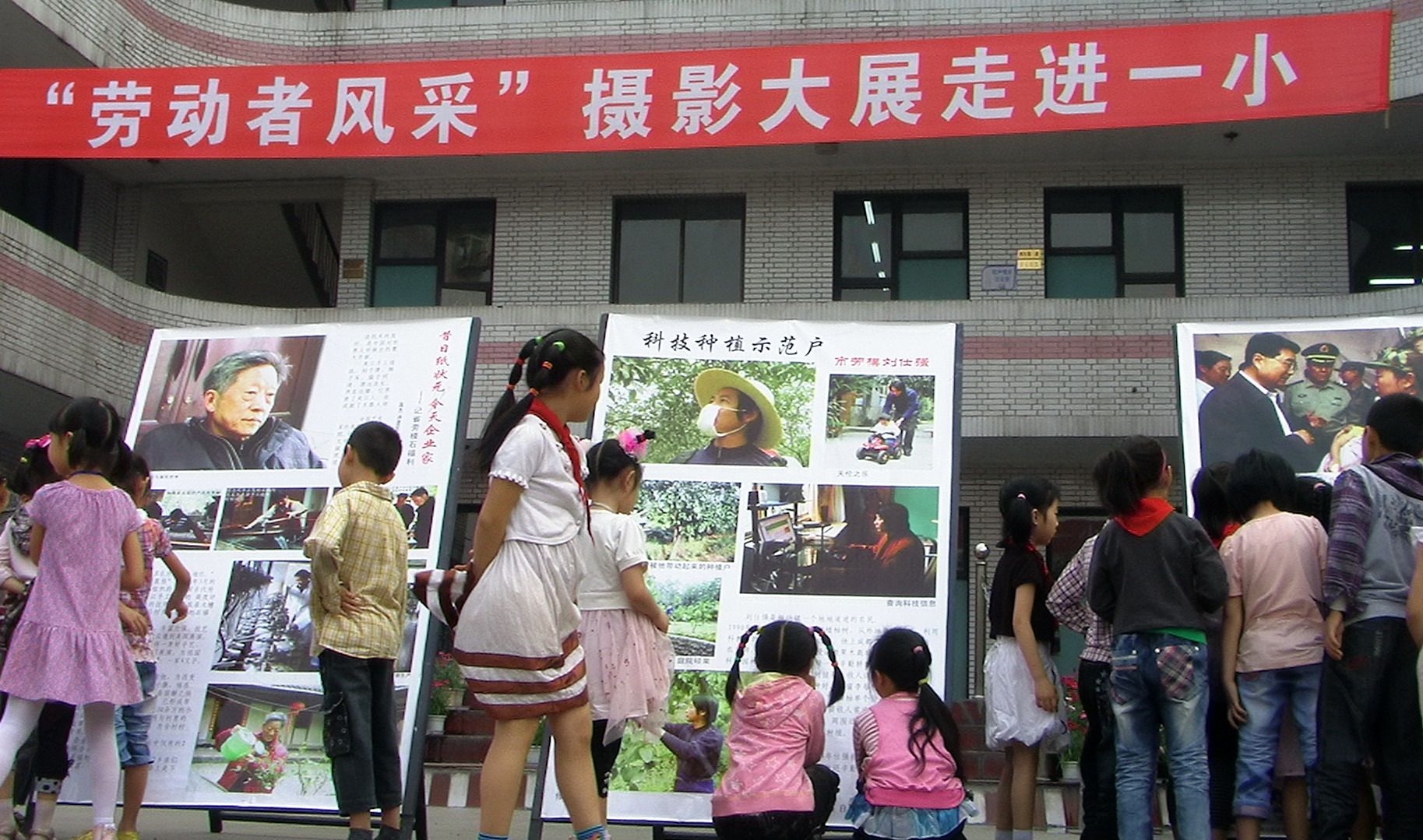 认真参观的小观众.JPG