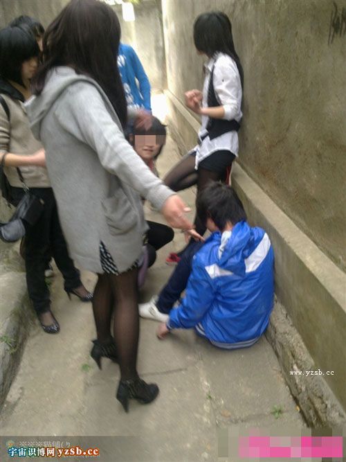 90后女生穿黑丝群殴<em>同学</em>拍施暴照片曝光 再现