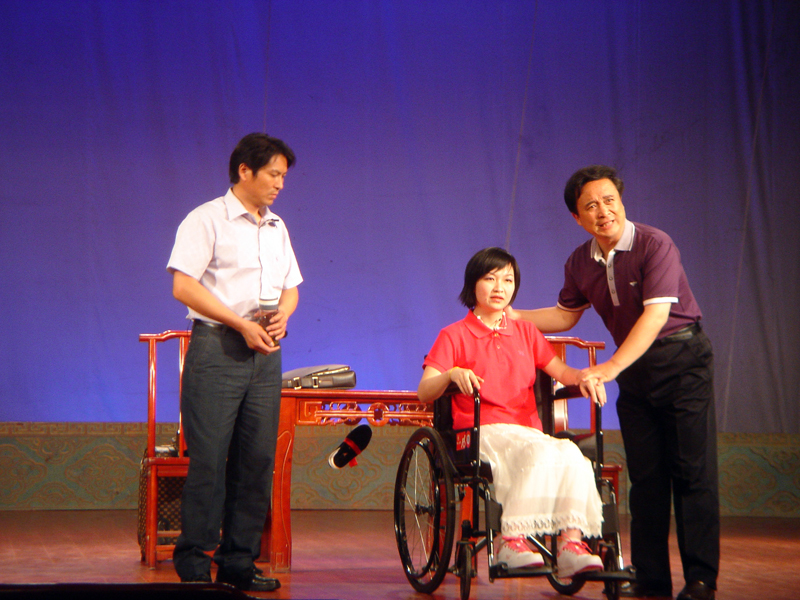 5.网友海屏面（中），大圣（右）主演的小品“幸福的鞋子”深深地打动 了观众。.JPG.jpg
