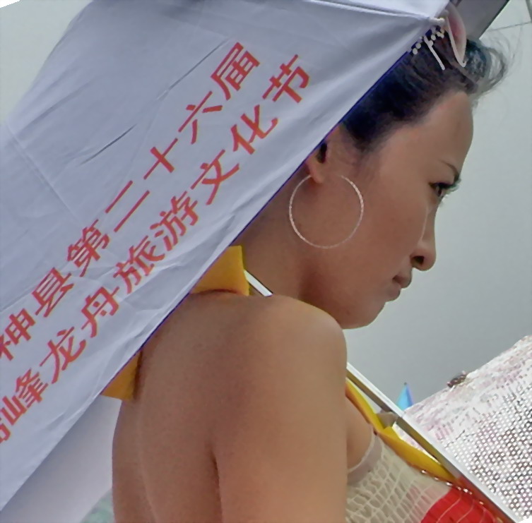 龙舟会美女.jpg