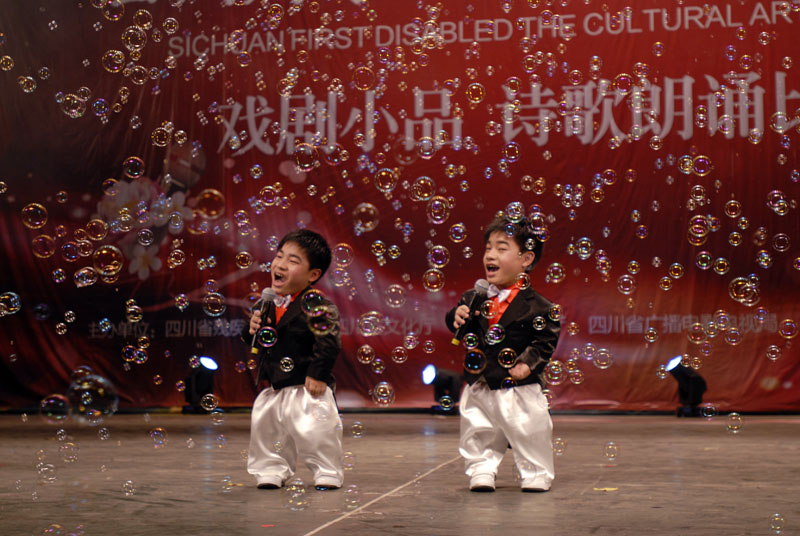 双胞胎小笑星.JPG