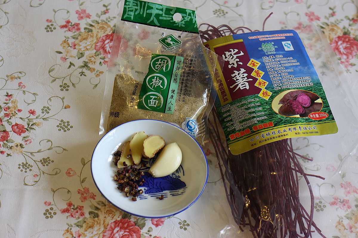 紫薯粉条少许，胡椒面，姜蒜花椒少许