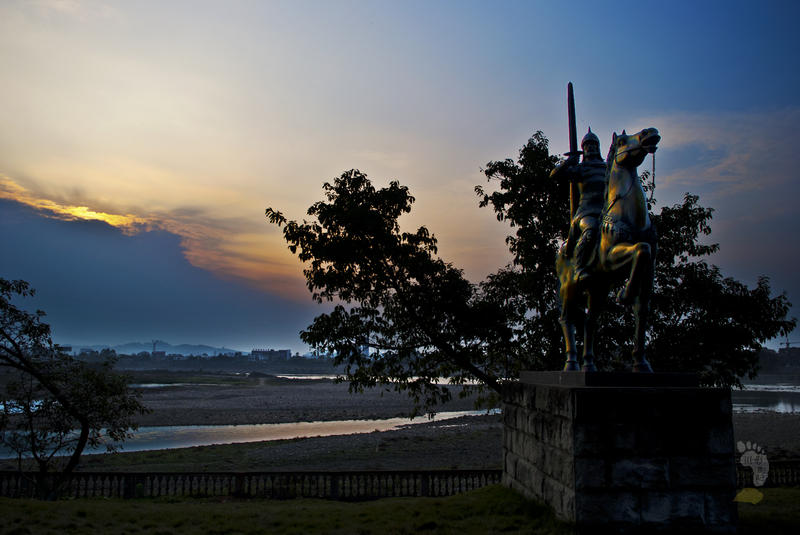 夕阳下的骑士.jpg