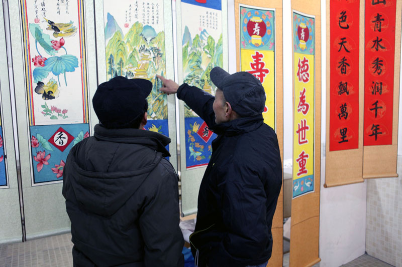 参观年画展览