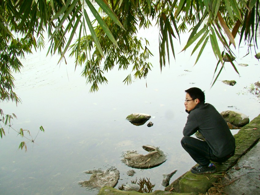 十八岁的哥哥在河岸边.jpg