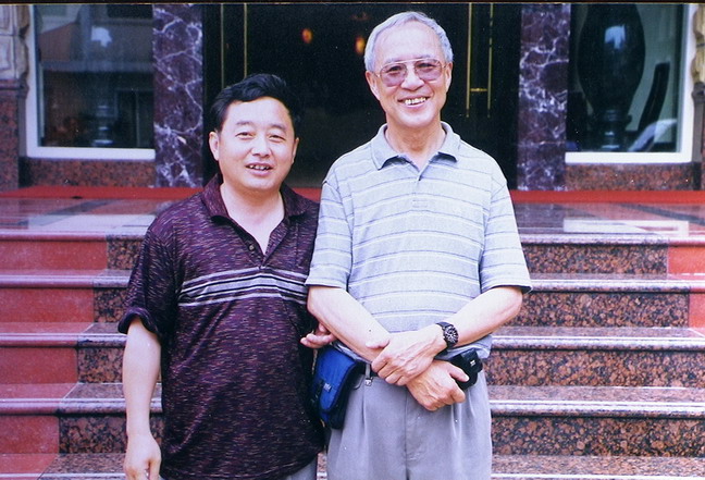 2002年著名美籍华人摄影家李元和我合影.jpg