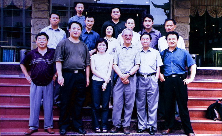 2002年著名美籍华人摄影家李元和夹江摄影人士合影.jpg
