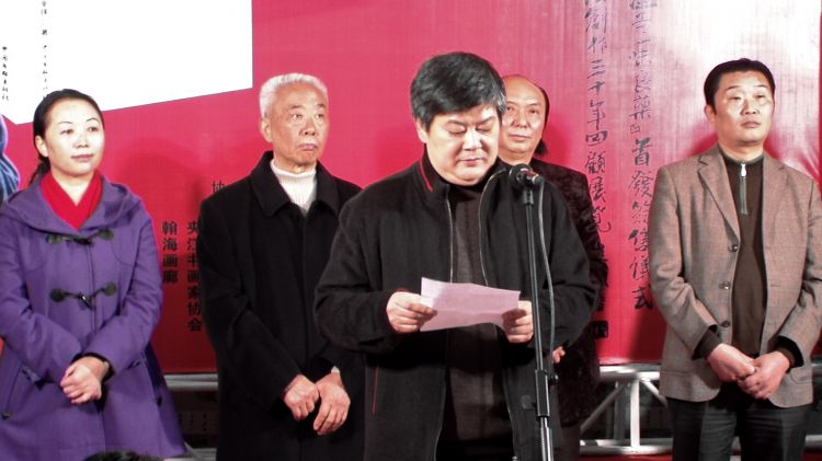 作家周奎锋致答谢词。左二为周奎锋父亲中共14大代表周殿傲。.JPG