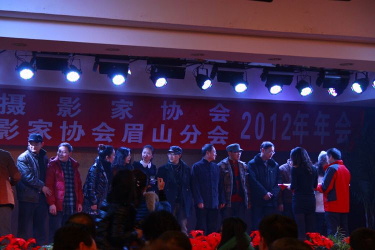 颁发2012最美瞬间奖.jpg
