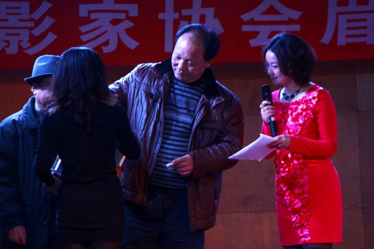 杨主席作为嘉宾抽奖.jpg