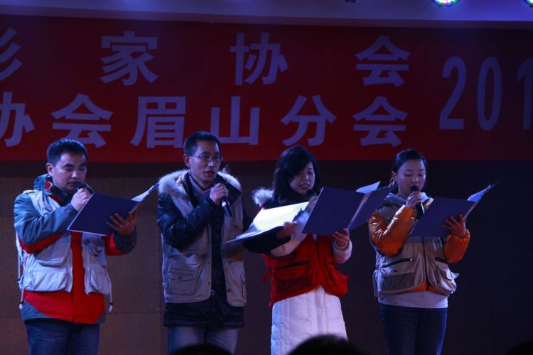 青神县摄协的诗朗诵.jpg