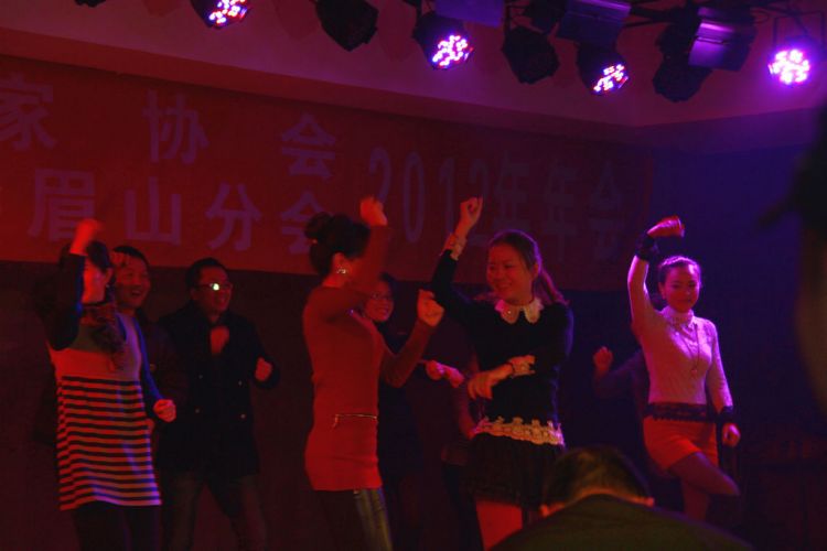 骑马舞.jpg