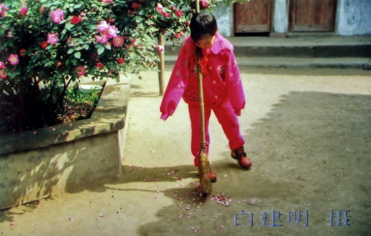 1999.4雷庆瑶9岁就读永胜村小三年级。首次接受媒体采访，扫地。（白建明）摄.jpg.jpg