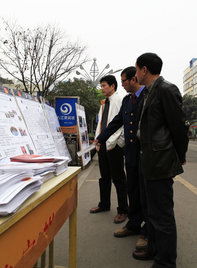 工商局长徐建华陪县领导视察宣传现场领导