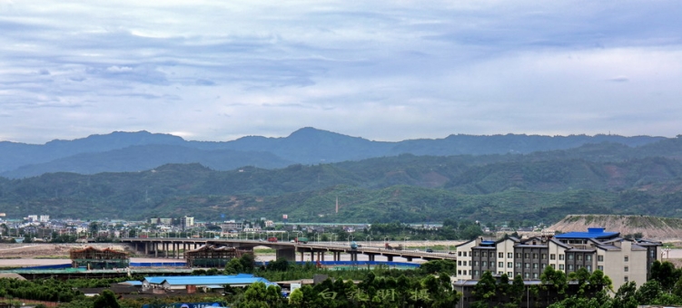“峨眉山月”和夹江大桥.jpg