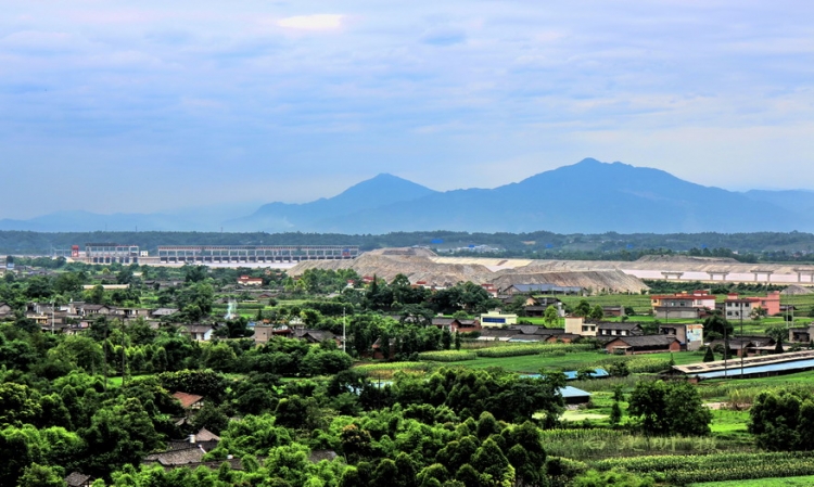 二峨山下的毛滩电站.jpg