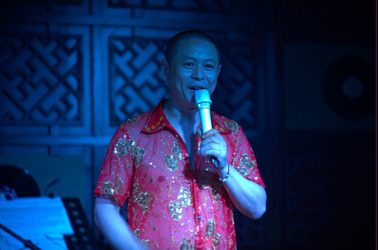 幽默的主持人歌也 好