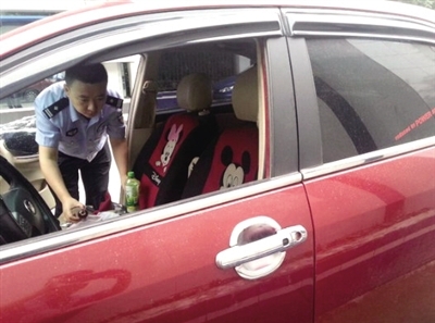 民警检查嫌疑人驾驶的车辆 