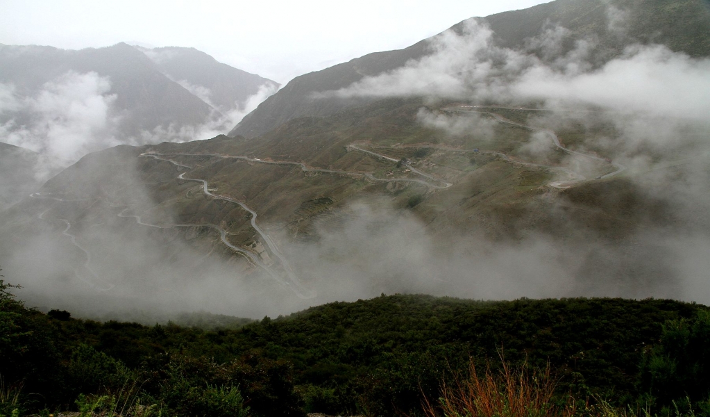把澜沧江和怒江天堑连通的，是世界公路建设史上的奇葩：天路99道拐