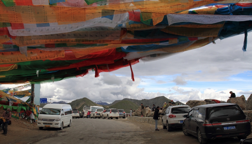 进入拉萨地区，这种神秘感就如米拉山口的经幡一样，更加凝重了