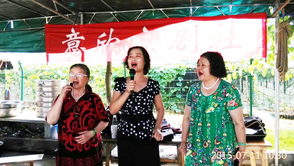 戏剧曲艺家协会理事罗琼芳和该社会员同台演唱.jpg