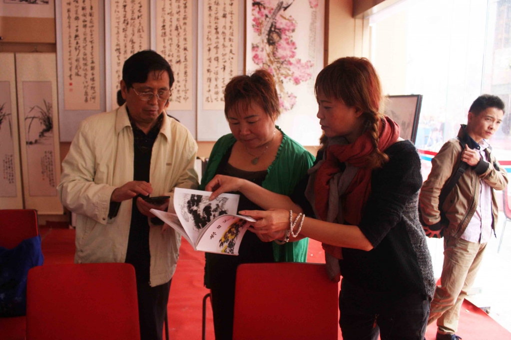 著名画家邓碧艾先生（左一）莅临作品交流会.jpg