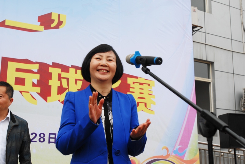 县委常委、总工会主席石翠莲宣布比赛开始