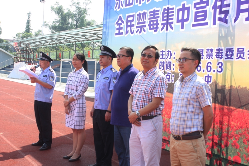 教育局长徐建华（右2）团县委书记令狐雅（左2）在活动现场