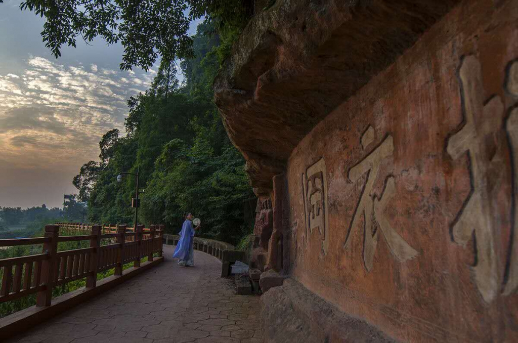 仲夏古栈道落日时分